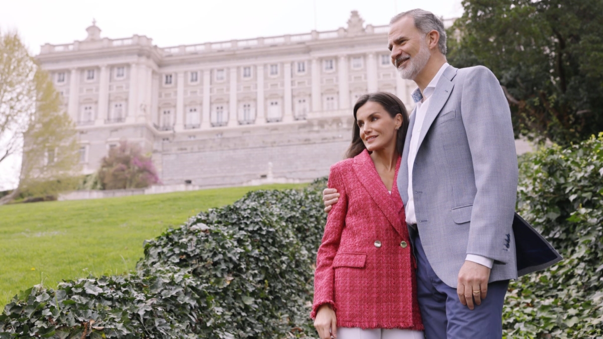 Los reyes Felipe y Letizia, en una de las fotos distribuidas con motivo de su vigésimo aniversario de boda.