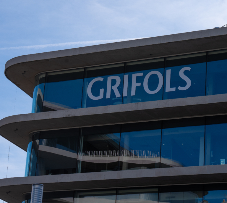 Grifols crea un comité para seguir la OPA con Brookfield y le permite acceso a información