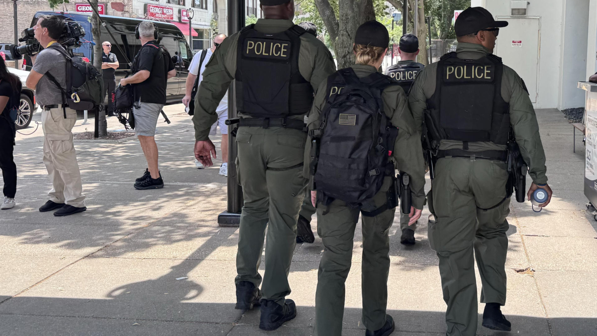 Integrantes de la policía patrullan este domingo a las afueras del centro de convenciones donde esta semana se celebra la Convención Republicana en Milwaukee (EE.UU.)
