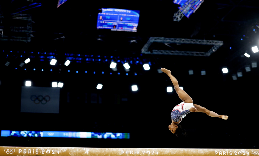 Simone Biles de Estados Unidos realiza una exhibición en la viga de equilibrio durante la final por equipos femeninos