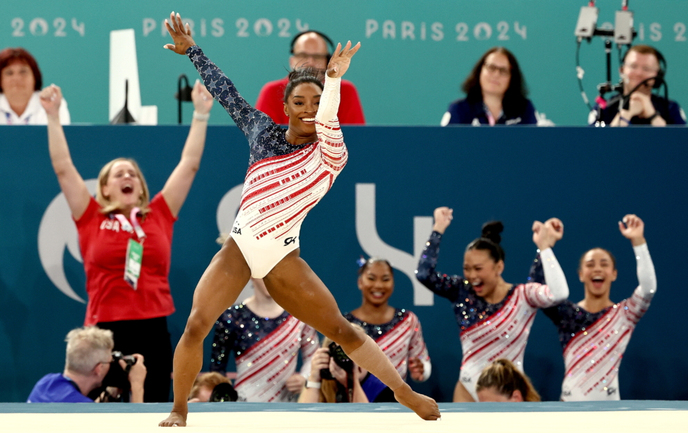 La selección de Estados Unidos aplaude la actuación en suelo de su compañera de equipo Simone Biles