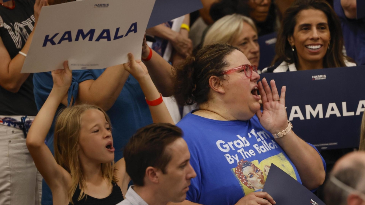 Simpatizantes de la vicepresidenta de Estados Unidos, Kamala Harris, en un evento de campaña en West Allis, Wisconsin.