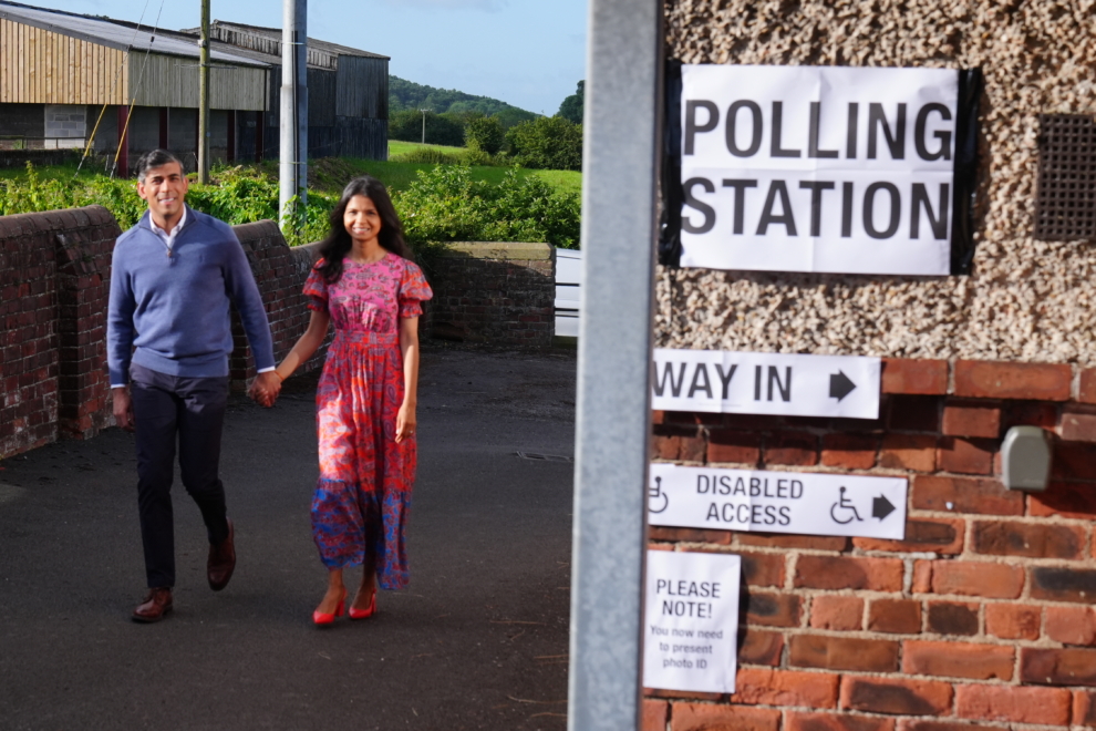 El primer ministro británico, Rishi Sunak, y su esposa, Akshata Murty, acuden este jueves a votar en Northallerton, North Yorkshire.