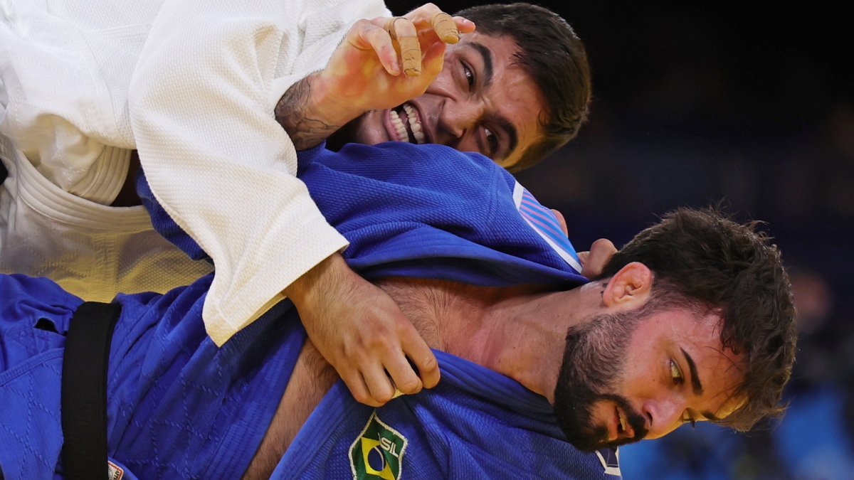 El judoca Tristani Mosakhlishvili (blanco) en su combate con Rafael Macedo of Brazil (azul) en los Juegos Olímpicos