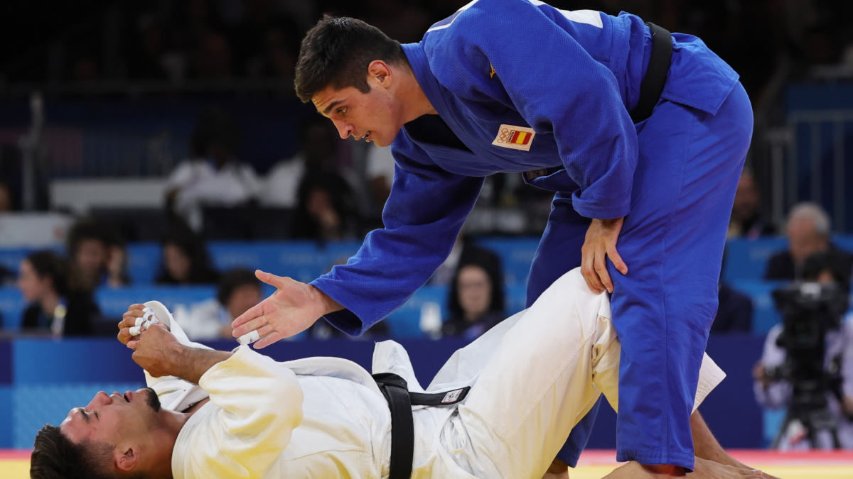 El judoca Tristani Mosakhlishvili levanta a su rival Erland Sherov