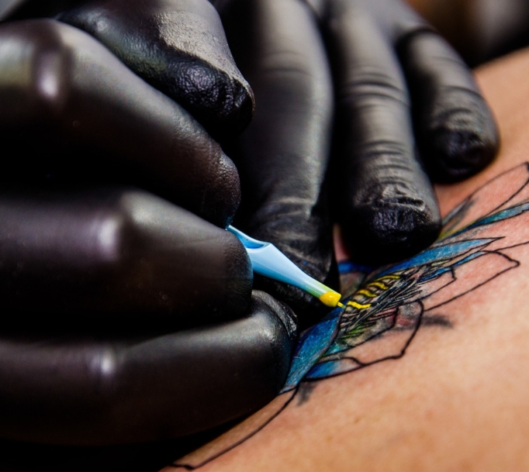 Detectan bacterias en el maquillaje y la tinta de los tatuajes que "podrían ser una fuente de infecciones"