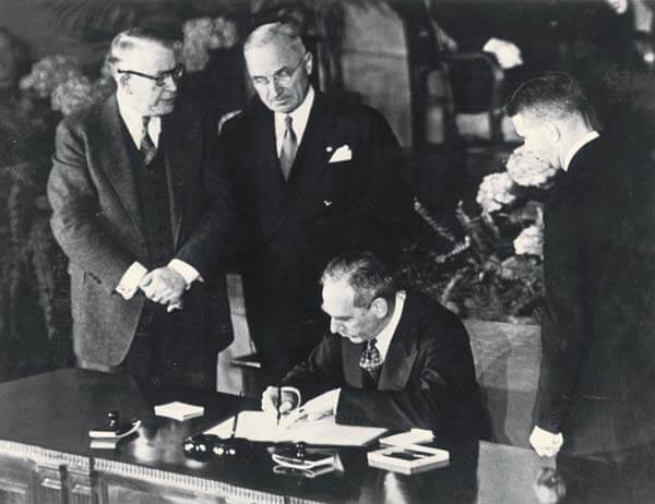 El expresidente de Estados Unidos Harry S. Truman, segundo por la izquierda, durante la firma del tratado de la OTAN en 1949. Joe Biden tenía entonces seis años.