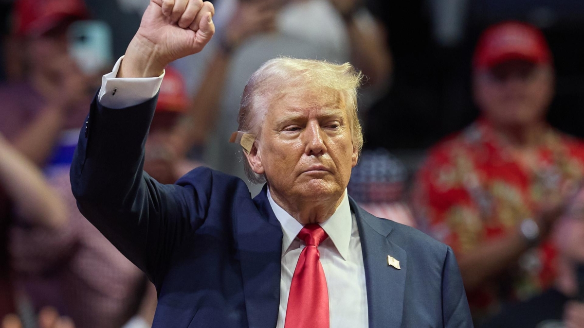 El expresidente y candidato republicano a las elecciones estadounidenses de este otoño, Donald Trump, levanta el puño en la convención de su partido.