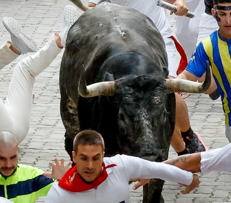 Los Miura arrollan en el último encierro de San Fermín 2024