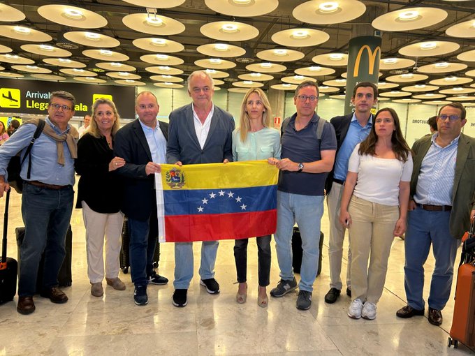 Los parlamentario del PP expulsados de Venezuela, a su regreso en Madrid.