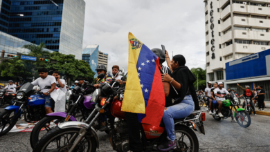 Al menos dos muertos y 46 detenidos en una jornada violenta en Venezuela con derribo de estatuas de Chávez