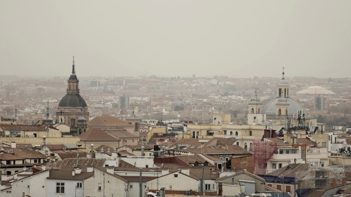Vistas de Madrid desde la cafetería de El Corte Inglés de la Plaza de Callao, durante el segundo día con presencia de polvo sahariano