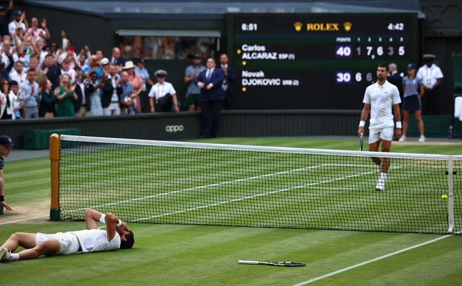Wimbledon ha aumentado el premio para el ganador de 2024. En la imagen, Carlos Alcaraz celebra el triunfo ante Djokovic en 2023 / ATP