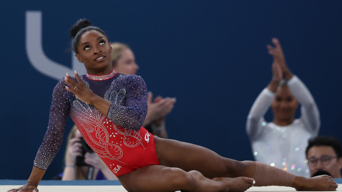 La gimnasta estadounidense Simone Biles ejecuta su ejercicio en la final de suelo femenino de gimnasia artística de los Juegos Olímpicos de París.