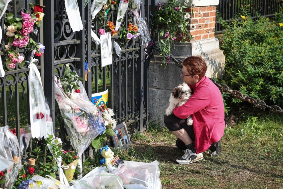 Los fans se despiden y homenajean a Alain Delon en las puertas de su propiedad en Douchy (Francia).