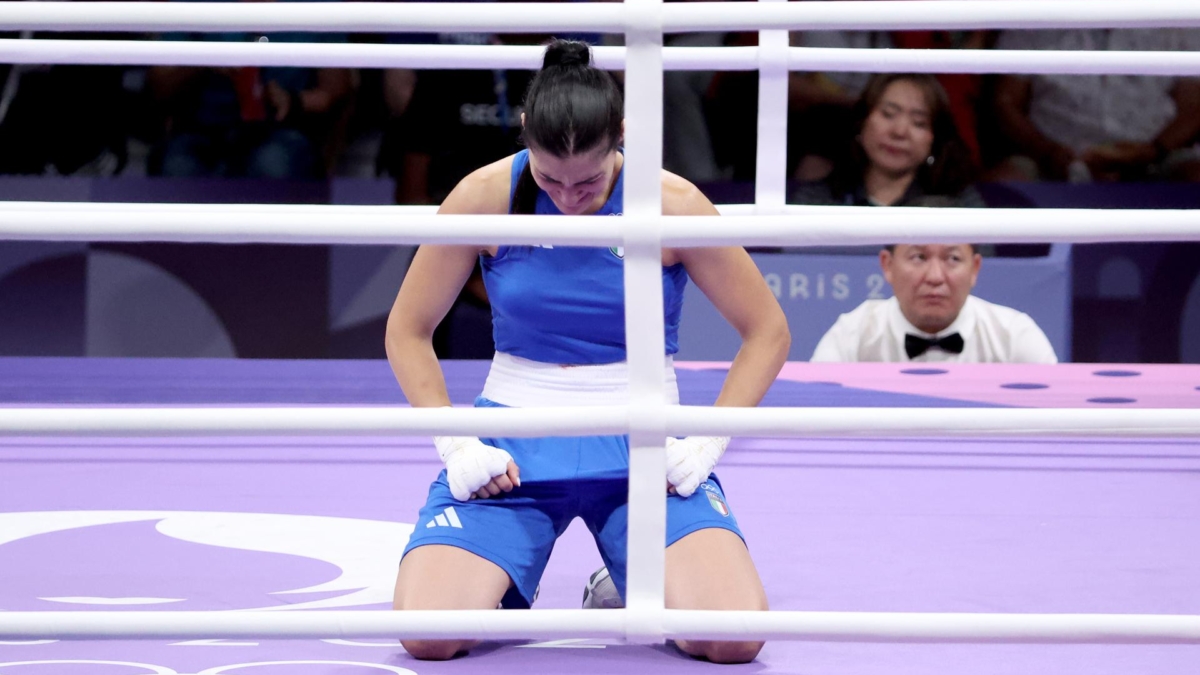 Angela Carini, de rodillas en el ring, tras abandonar su combate contra Imane Khelif.