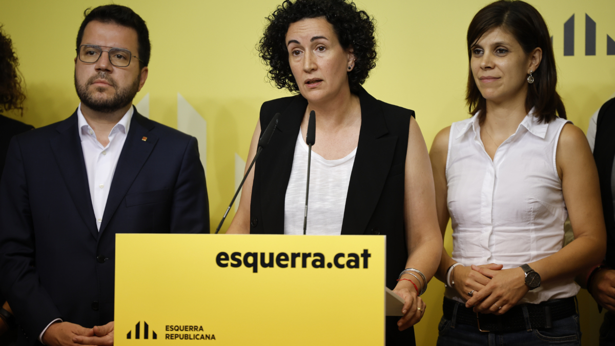 La secretaria general de ERC Marta Rovira (c), acompañada por el presidente en funciones de la Generalitat Pere Aragonès (i) y por Marta Vilalta (d), en la rueda de prensa donde anuncia que la militancia republicana ha avalado, con un 53,5 % de los sufragios emitidos en una consulta telemática, el acuerdo cerrado por la dirección del partido con el PSC para que los veinte diputados republicanos en el Parlament voten al socialista Salvador Illa como nuevo presidente de la Generalitat, hoy viernes en Barcelona. EFE/Alberto Estévez