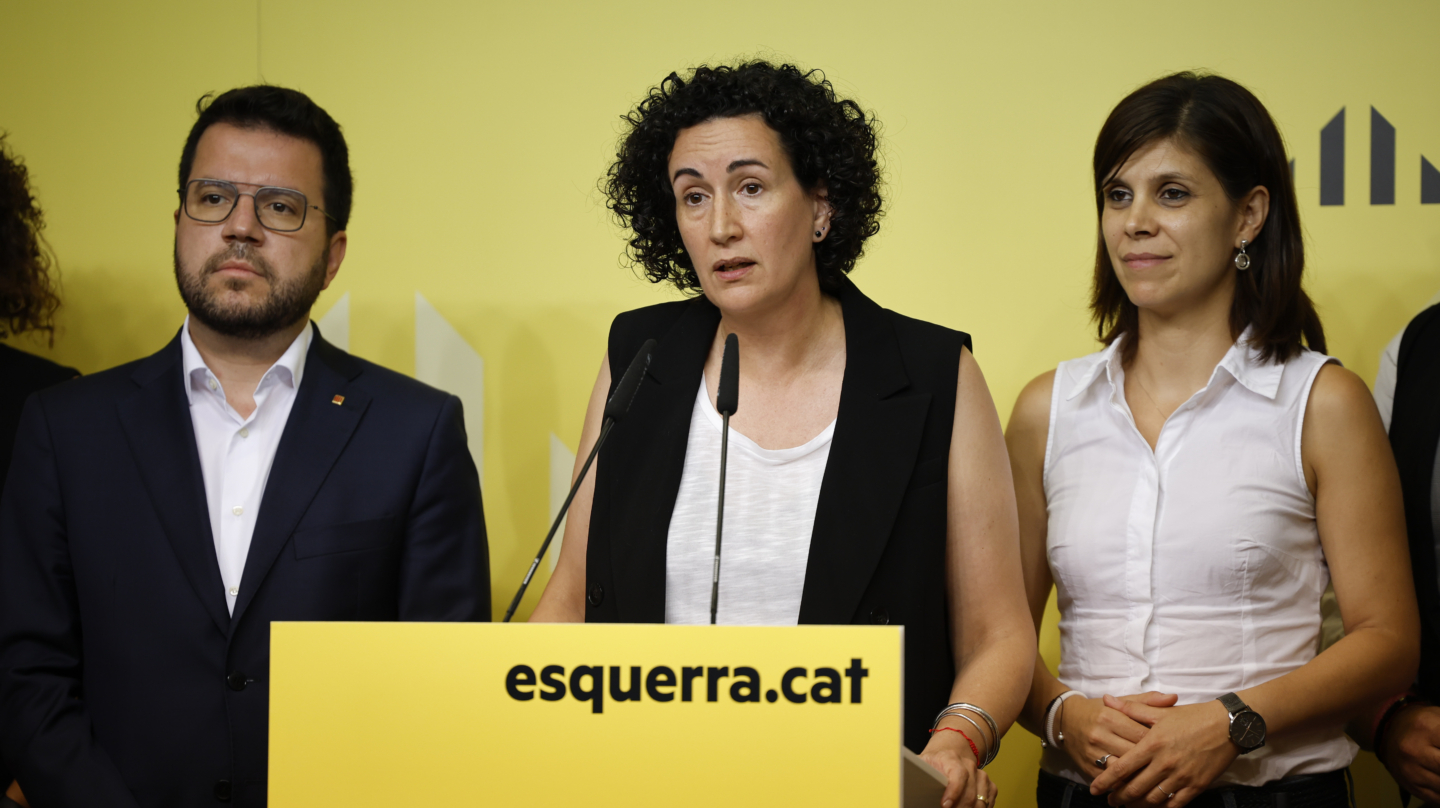 La secretaria general de ERC Marta Rovira (c), acompañada por el presidente en funciones de la Generalitat Pere Aragonès (i) y por Marta Vilalta (d), en la rueda de prensa donde anuncia que la militancia republicana ha avalado, con un 53,5 % de los sufragios emitidos en una consulta telemática, el acuerdo cerrado por la dirección del partido con el PSC para que los veinte diputados republicanos en el Parlament voten al socialista Salvador Illa como nuevo presidente de la Generalitat, hoy viernes en Barcelona. EFE/Alberto Estévez