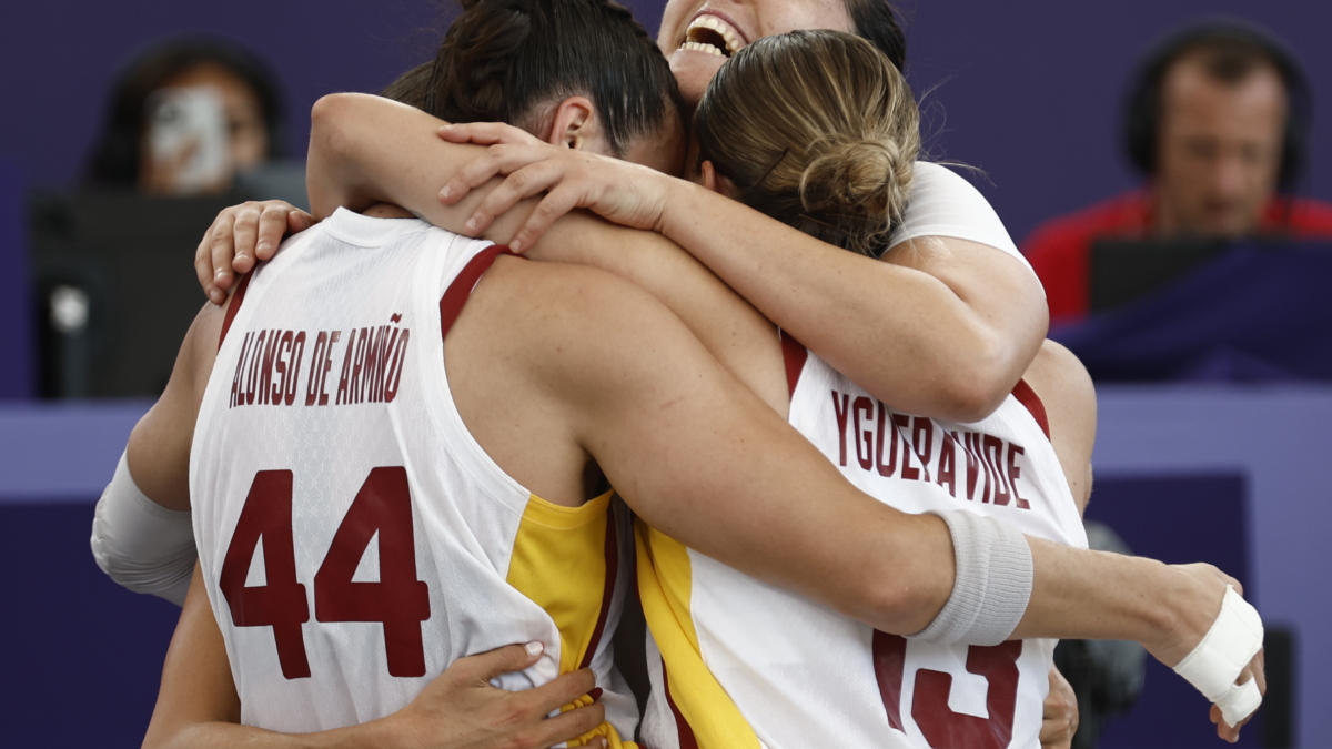 Las jugadoras de la selección de baloncesto 3x3 celebran el pase a la final de los JJOO