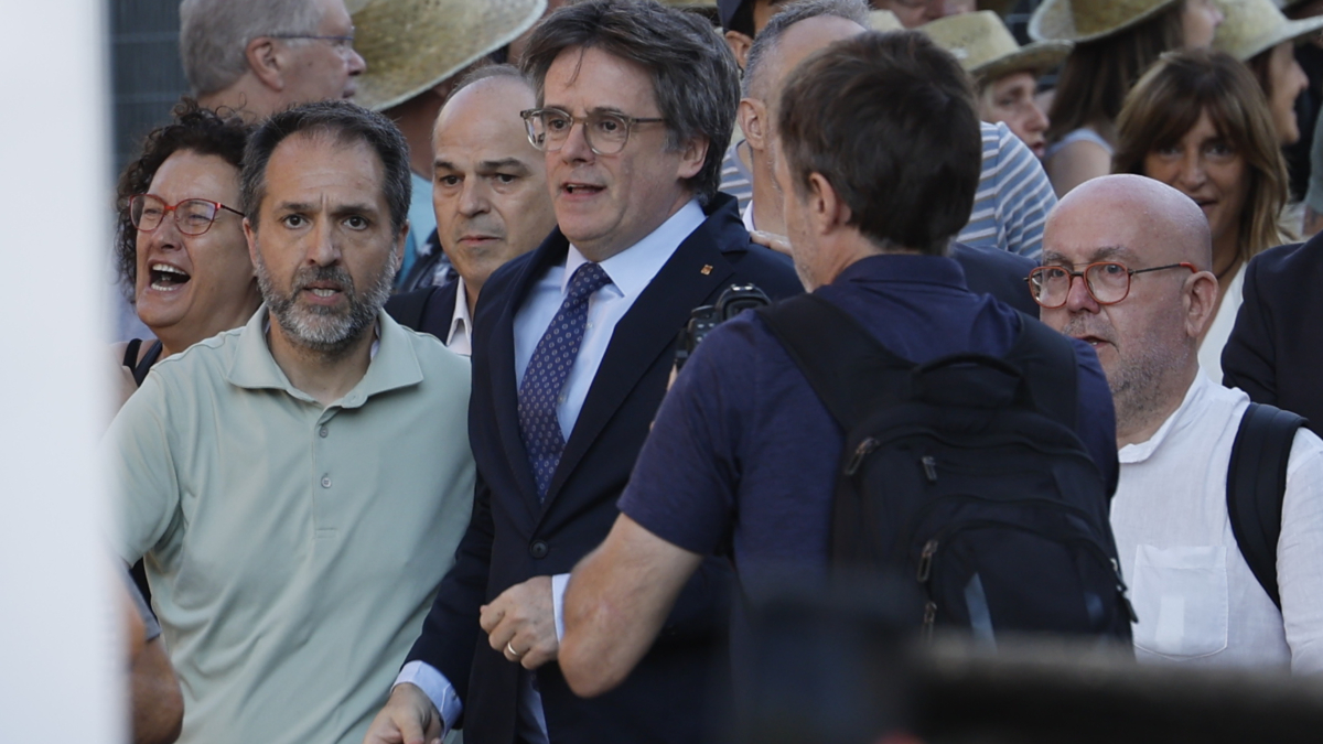 Llegada del líder de Junts Carles Puigdemont a las inmediaciones del Parlament de Cataluña.