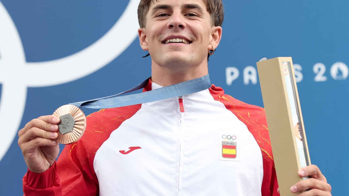 Pau Echaniz posa con el bronce, su primera medalla en unos Juegos Olímpicos.