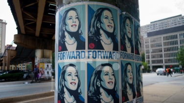 "Adelante", el cartel con el que Kamala Harris quiere revivir el espíritu de esperanza de Barack Obama