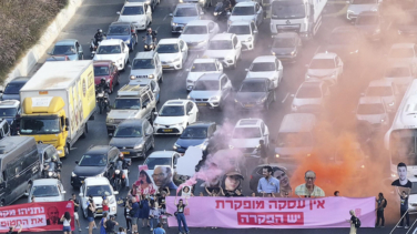 Crece la desesperación de las familias de los rehenes israelíes: cortan una autopista en Tel Aviv al grito de "Hay abandono"