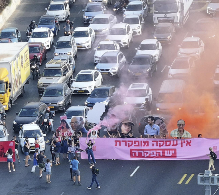 Crece la desesperación de las familias de los rehenes israelíes: cortan una autopista en Tel Aviv al grito de "Hay abandono"