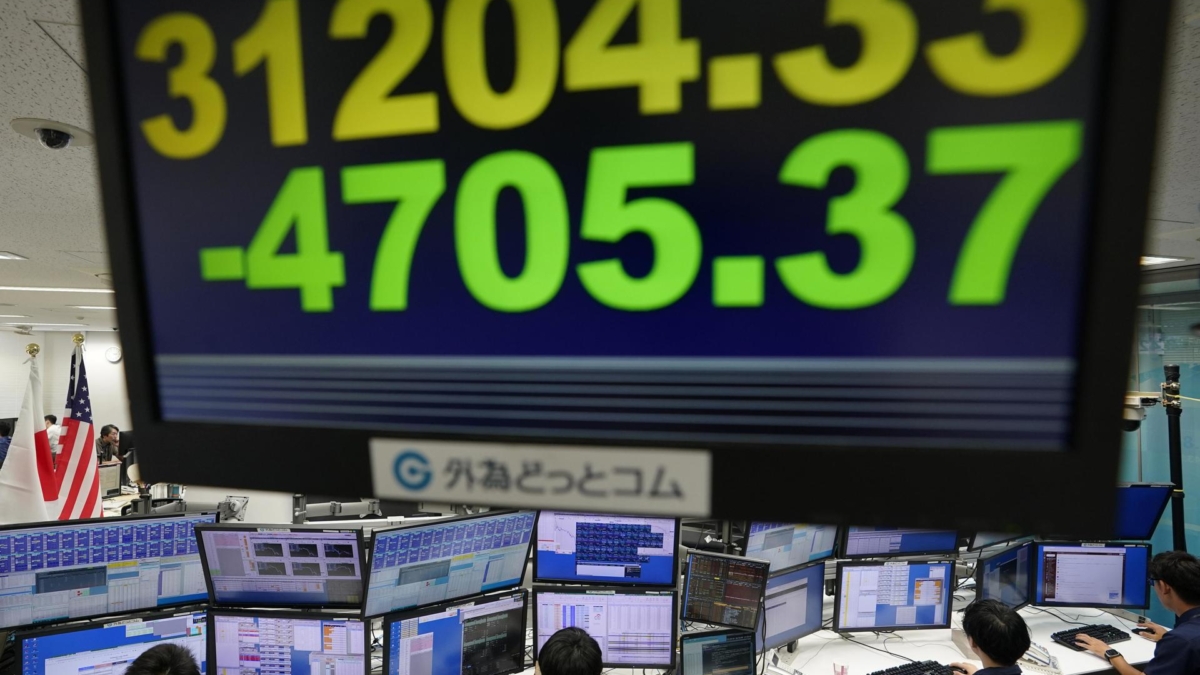 El principal índice de la Bolsa de Tokio, el Nikkei, se ha desplomado un 12,40 %.