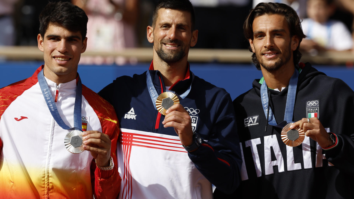 Alcaraz se tiene que conformar con la plata frente a un Djokovic histórico en París