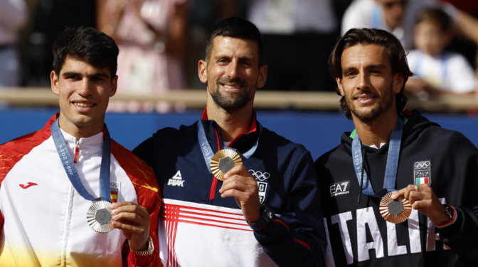 Alcaraz se tiene que conformar con la plata frente a un Djokovic histórico en París