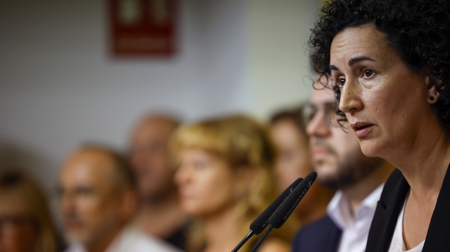 BARCELONA, 02/08/2024.- La secretaria general de ERC Marta Rovira (d) en la rueda de prensa donde anuncia que la militancia republicana ha avalado, con un 53,5 % de los sufragios emitidos en una consulta telemática, el acuerdo cerrado por la dirección del partido con el PSC para que los veinte diputados republicanos en el Parlament voten al socialista Salvador Illa como nuevo presidente de la Generalitat, hoy viernes en Barcelona. EFE/Alberto Estévez