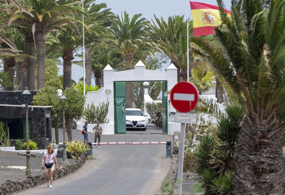 El presidente del Gobierno de España, Pedro Sánchez, ha llegado este lunes a Lanzarote para pasar sus vacaciones familiares en la residencia de La Mareta. 