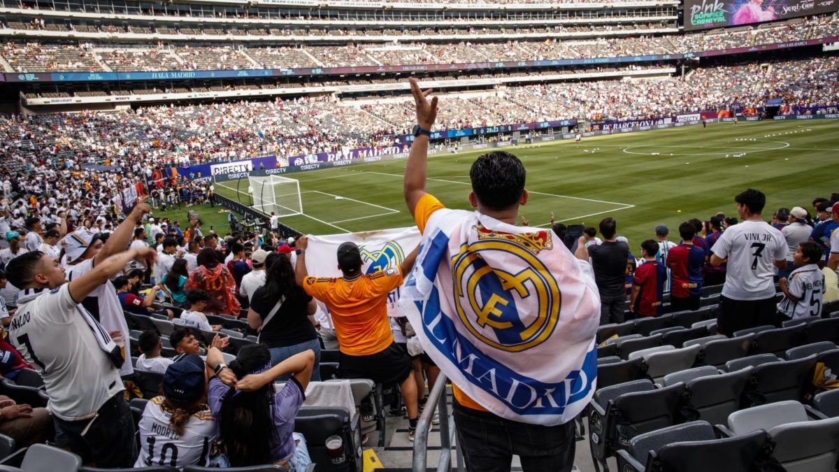 Aficionas del Real Madrid esperando el inicio del encuentro ante el FC Barcelona. EFE