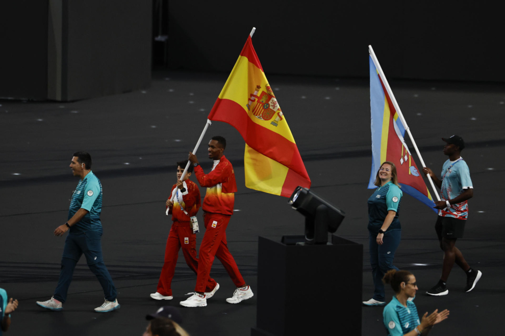 Los abanderados españoles María Pérez y Jordan Díaz durante la ceremonia de clausura de los Juegos Olímpicos de París 2024 