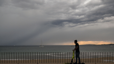 Salvamento busca a un pescador tras ser sorprendido por el temporal de lluvia y viento