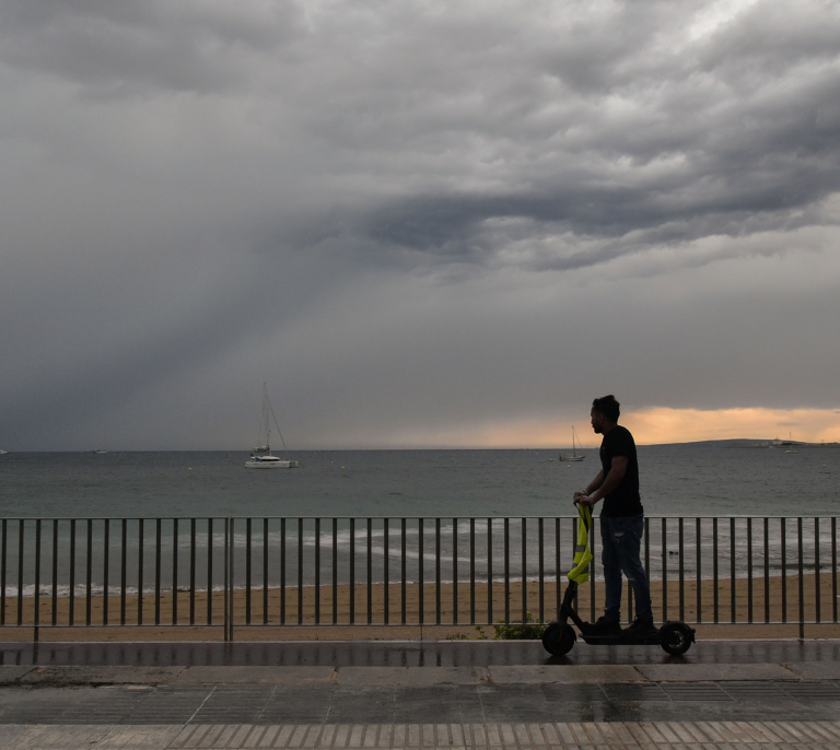 Salvamento busca a un pescador tras ser sorprendido por el temporal de lluvia y viento