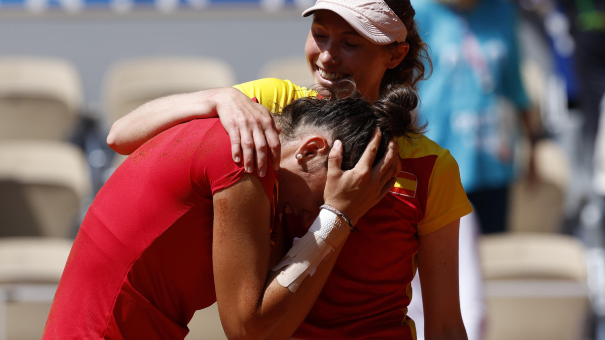 Las españolas Cristina Bucsa y Sara Sorribes celebran su victoria tras ganar a las checas Karolina Muchova y Linda Noskova en el partido por la medalla de bronce de dobles femenino.