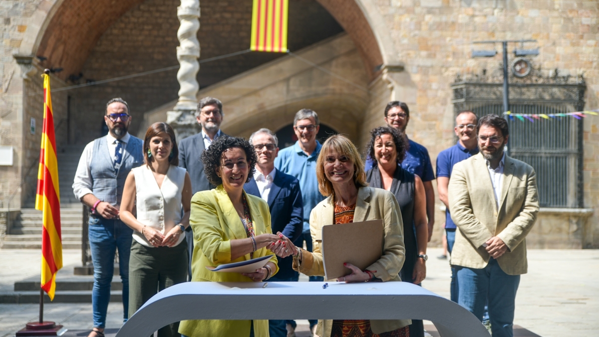 La viceprimera secretaria del PSC, Lluïsa Moret (d), y la secretaria general de ERC, Marta Rovira (i), junto los equipos negociadores del PSC y de ERC han firmado este miércoles el acuerdo para la investidura del líder de los socialistas catalanes, Salvador Illa