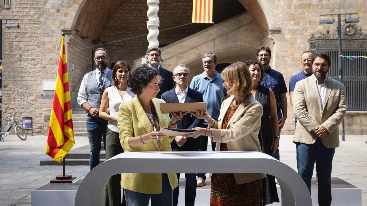 La viceprimera secretaria del PSC, Lluïsa Moret (d), y la secretaria general de ERC, Marta Rovira (i), junto los equipos negociadores del PSC y de ERC han firmado este miércoles el acuerdo para la investidura del líder de los socialistas catalanes, Salvador Illa