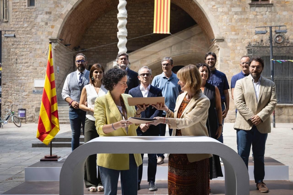  La viceprimera secretaria del PSC, Lluïsa Moret (d), y la secretaria general de ERC, Marta Rovira (i), junto los equipos negociadores del PSC y de ERC han firmado este miércoles el acuerdo para la investidura del líder de los socialistas catalanes, Salvador Illa 