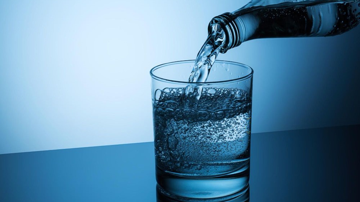 ¿El agua con gas hidrata tanto como el agua normal? /Shutterstock