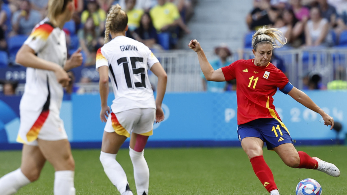 La futbolista española Alexia Putellas en acción ante Alemania durante el partido por la medalla de bronce de los Juegos Olímpicos de París 2024 contra Alemania este viernes en el Estadio de Lyon.