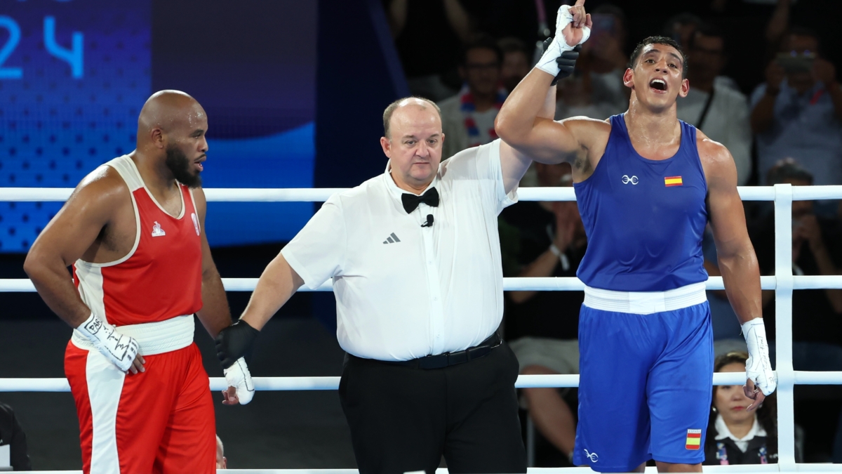 El boxeador español Ayoub Ghadfa vence al francés Djamili-Dini Aboudou-Moindze (rojo) tras la semifinal de Boxeo +92kg de los Juegos Olímpicos de París 2024