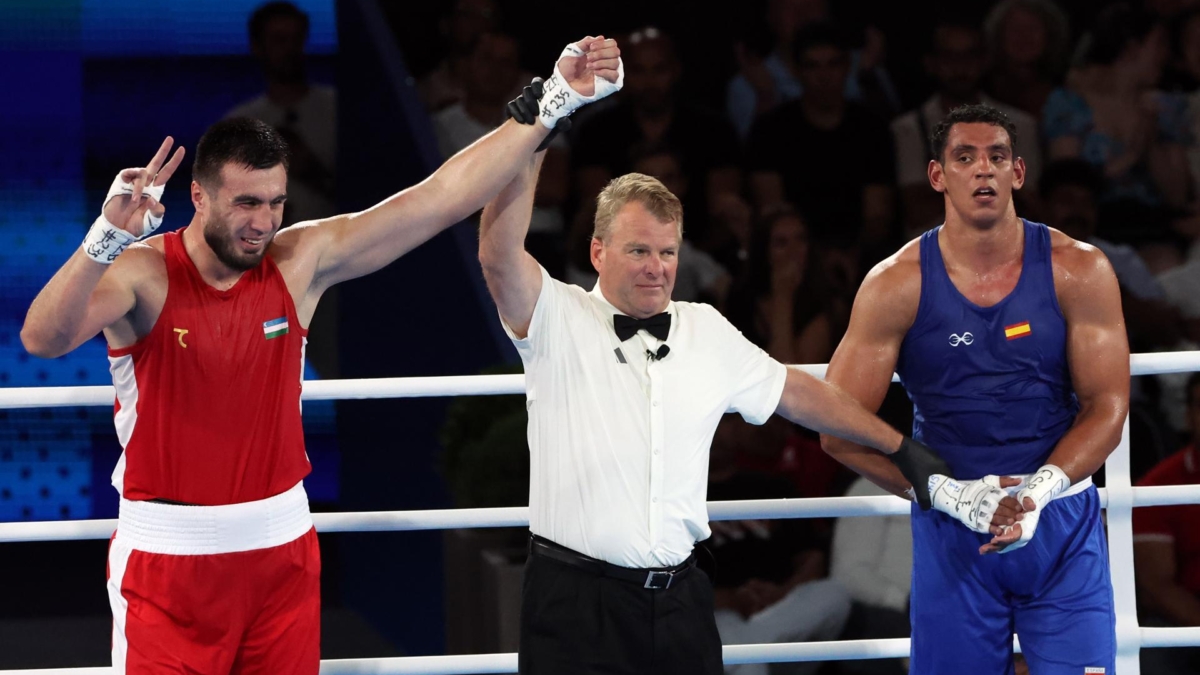 Ayoub Ghadfa se cuelga la medalla de plata en la final de boxeo