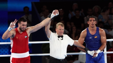 Ayoub Ghadfa se cuelga la medalla de plata en la final de boxeo