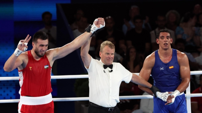 Ayoub Ghadfa se cuelga la medalla de plata en la final de boxeo