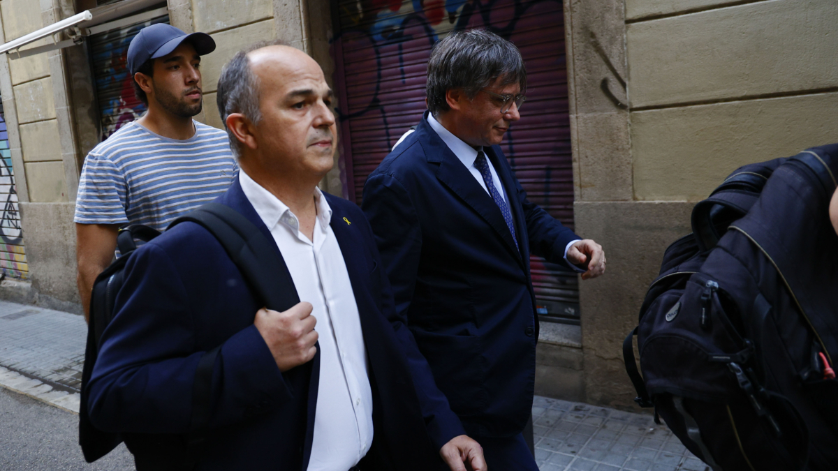 El expresidente de la Generalitat Carles Puigdemont ha logrado este jueves irrumpir en el acto de bienvenida organizado en el paseo Lluís Companys de Barcelona para arroparlo en su retorno.