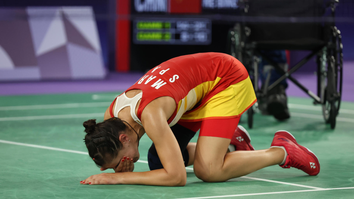 Carolina Marín se retira desconsolada por una lesión de rodilla cuando rozaba la medalla