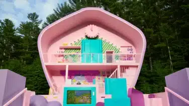 La casa-cofre de Polly Pocket abre sus puertas a tamaño real en Airbnb